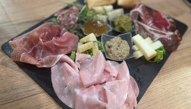 Neaera Lounge Bistro - 4