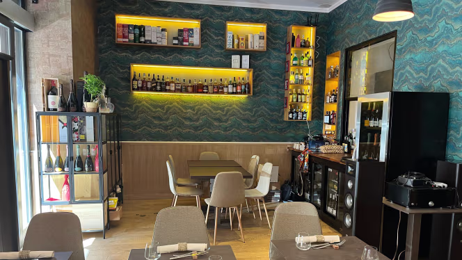 Connoisseur Restaurant - 8