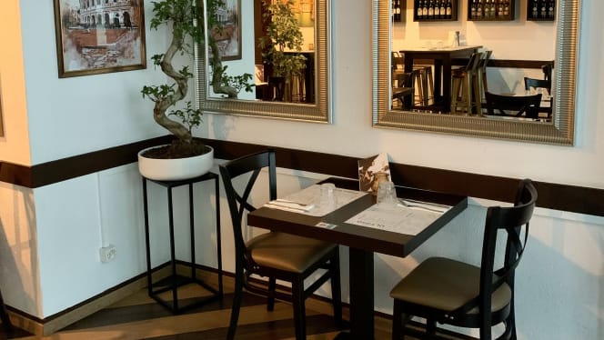 Ultimo Bistro & Wine Bar - 7