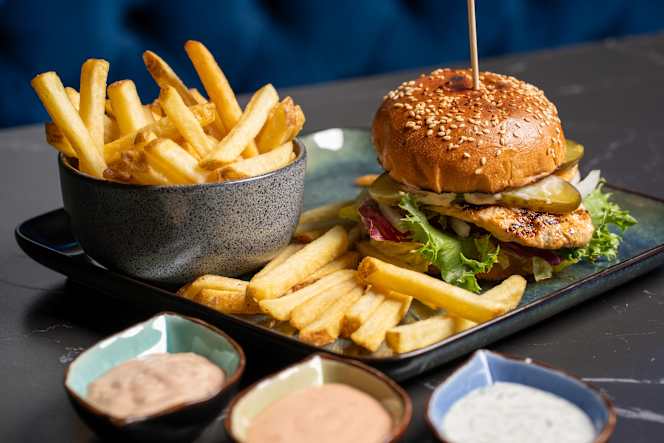 Baza Bar & Grill - 8
