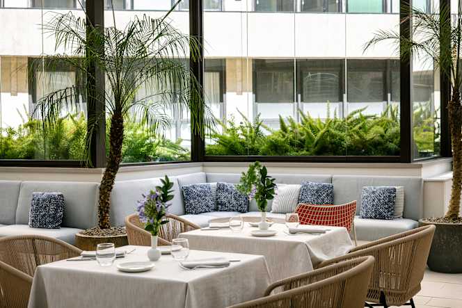 Longitude 12 Bistrot & Jardin - 1