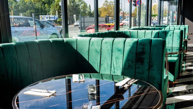 Absolut Restaurant & Bar - 5