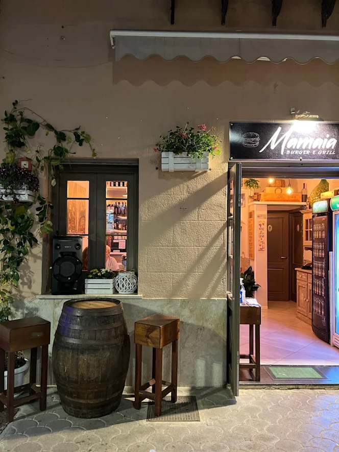Mamaia burger and grill - 1