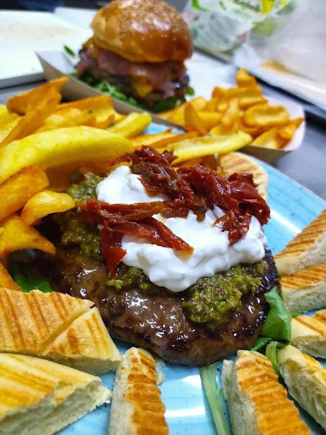 Mamaia burger and grill - 2