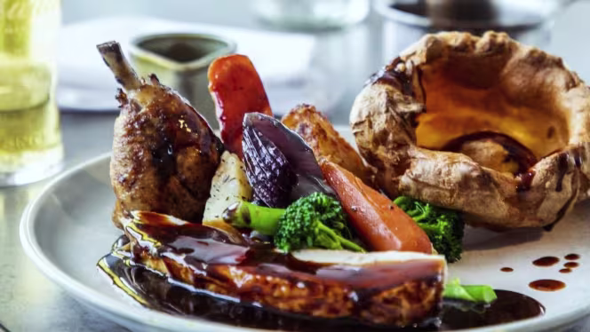 1935 Rooftop Restaurant - Holiday Inn Southend - 1