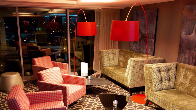 1935 Rooftop Restaurant - Holiday Inn Southend - 9