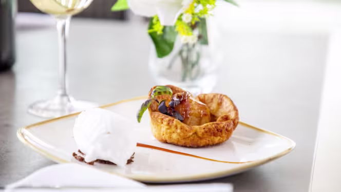 1935 Rooftop Restaurant - Holiday Inn Southend - 5