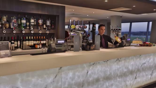 1935 Rooftop Restaurant - Holiday Inn Southend - 8