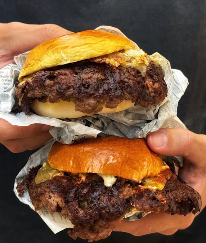 Valhalla Grill Burger Capuchinos - 1