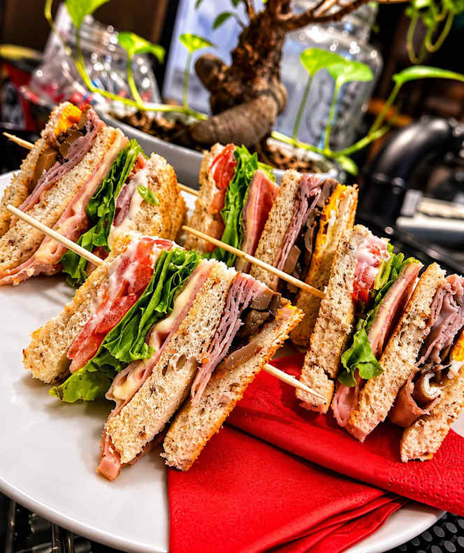 Live Drink - Food & Good Music - 1
