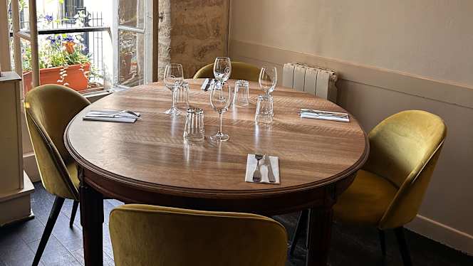 Postiche - Paris - 1