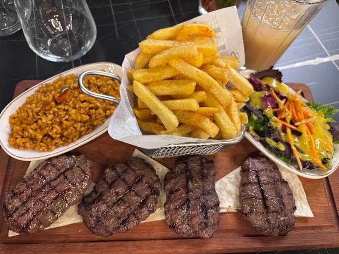 The Lincoln Steakhouse - 4