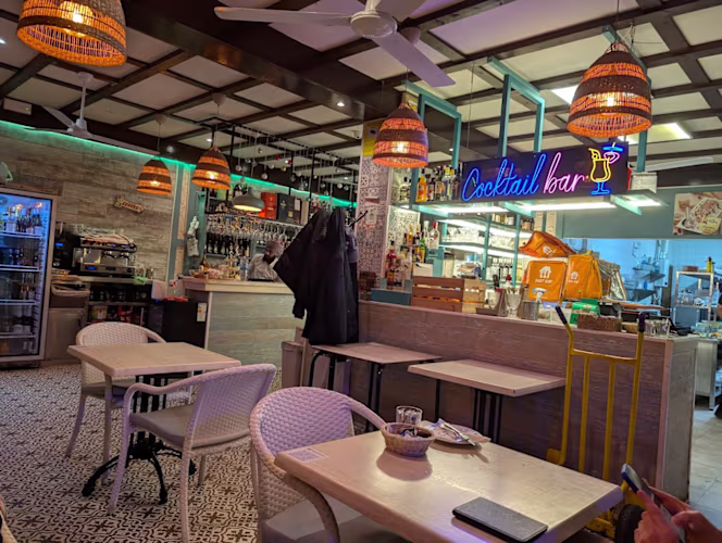 Capri Bar & Restaurant - 3