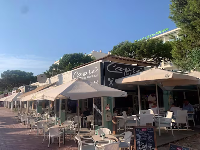 Capri Bar & Restaurant - 5