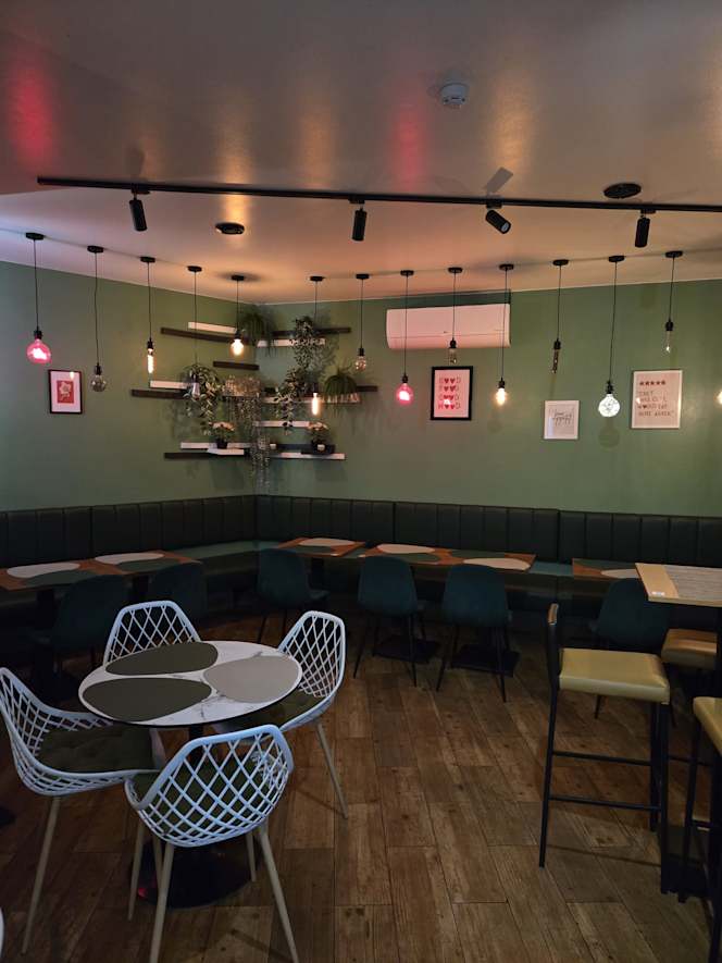 Moment Bistro & Bar - 5