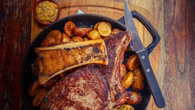 Red restaurant - Red garden - 0