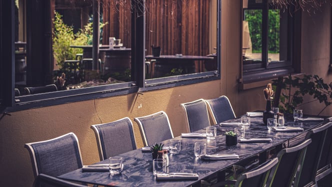 Red restaurant - Red garden - 4