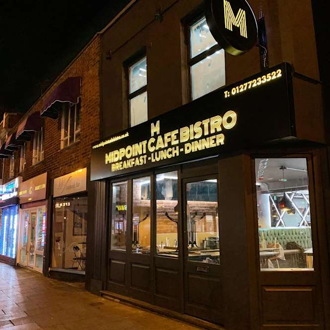 Midpoint Cafe Bistro - 9