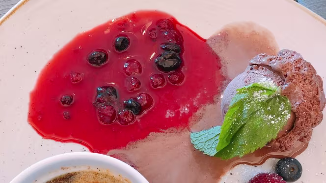 Kliff Bar & Restaurant - 1