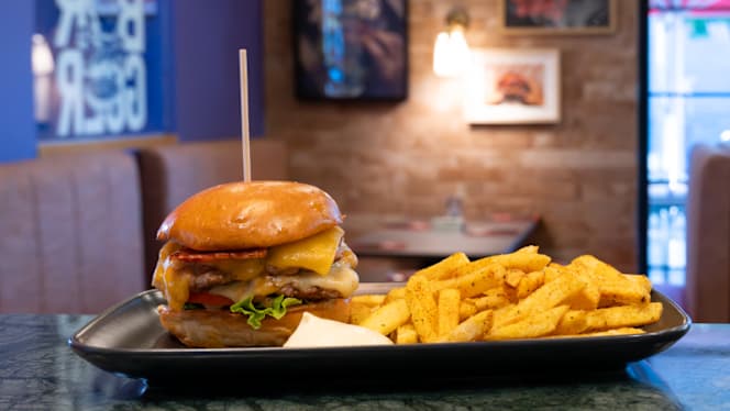 The Club Burger House - 8