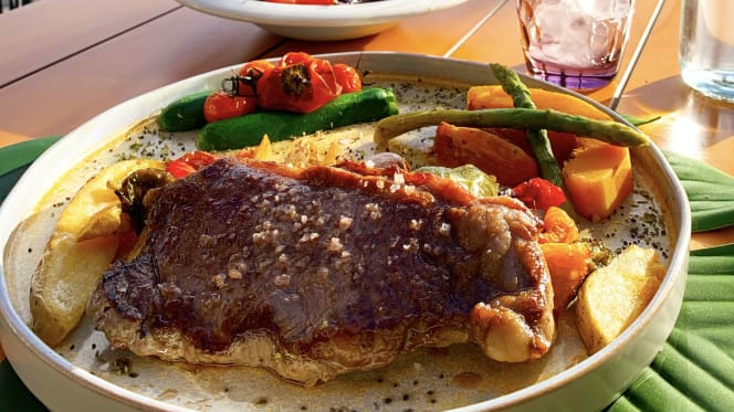 Maüi Beach Gastrolounge - 7