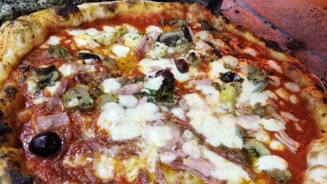 È Qui la Pizza dei Fratelli De Sivo - Napoli - 1