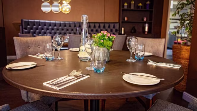 Moltens Restaurant at Mecure Hotel Milton Keynes - 3