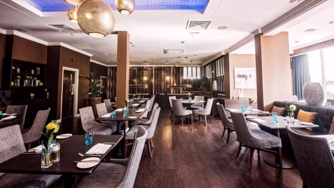 Moltens Restaurant at Mecure Hotel Milton Keynes - 4