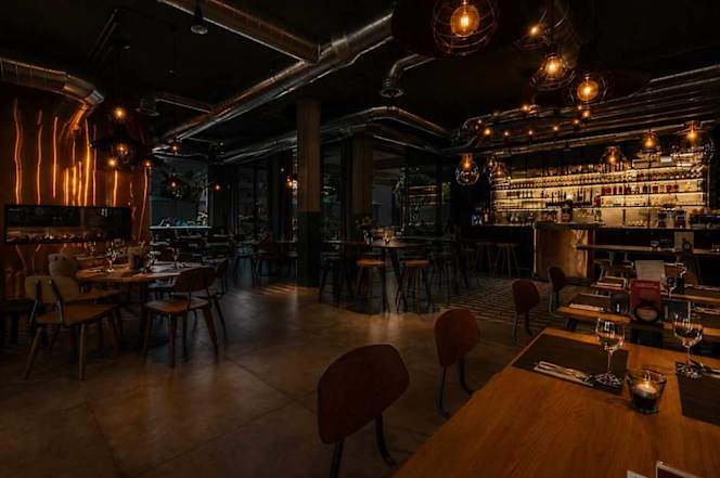 Sidewalk bar and kitchen - 9