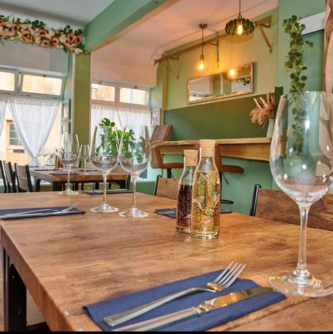Vine & Plate - 0