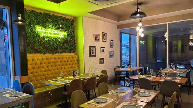 La Mafia se sienta a la Mesa - Paseo de la Castellana 257 - Madrid - 8