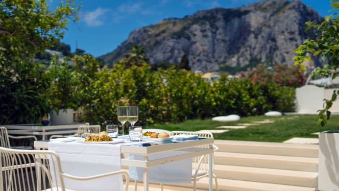 P Garden Lounge Bar & Restaurant - 9