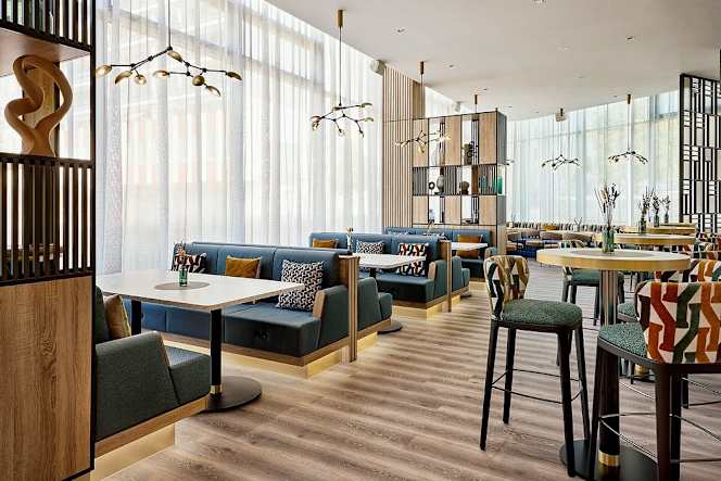 Kitchen & Bar at Courtyard by Marriott - 3