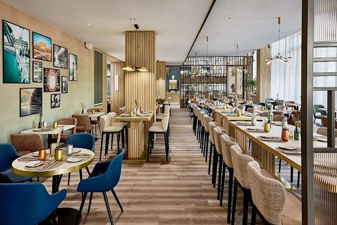Kitchen & Bar at Courtyard by Marriott - 2