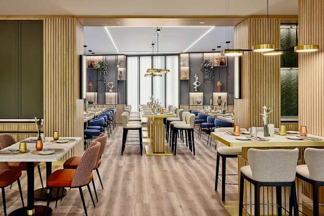 Kitchen & Bar at Courtyard by Marriott - 4