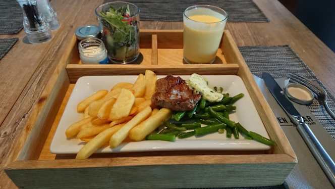 Kitchen & Bar at Courtyard by Marriott - 7