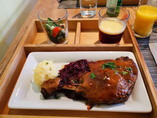Kitchen & Bar at Courtyard by Marriott - 5
