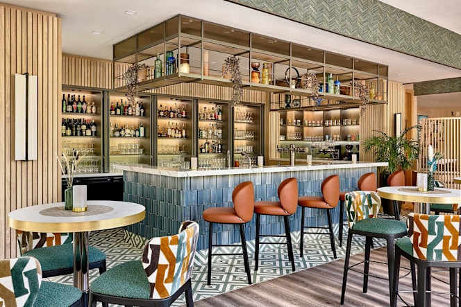 Kitchen & Bar at Courtyard by Marriott - 6