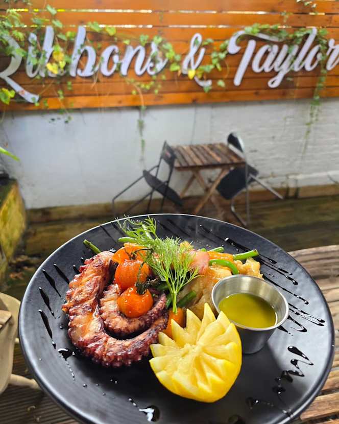Ribbons and Taylor Bistro - 5