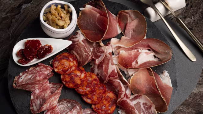 Jamón-Prosciutteria Iberica & Dispenseria alcolica - 4