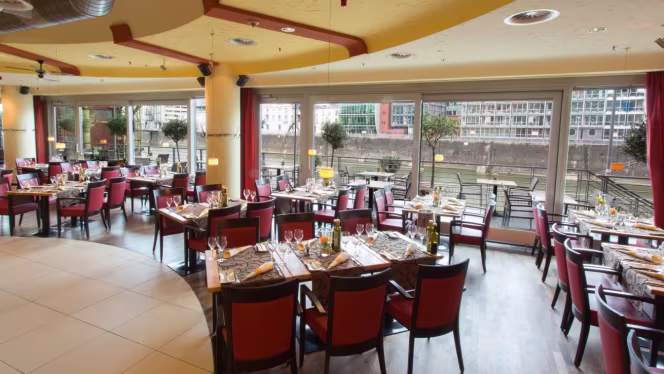 Julian's Bar & Restaurant - HAFEN - 1