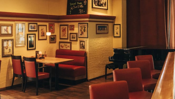 Julian's Bar & Restaurant - HAFEN - 4