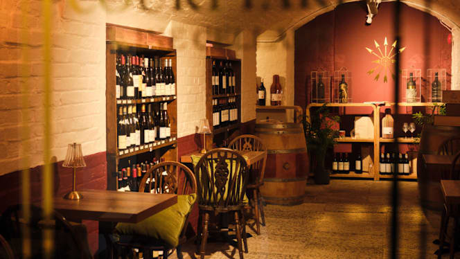 Courtyard Wine Cellars & Kitchen - London - 9
