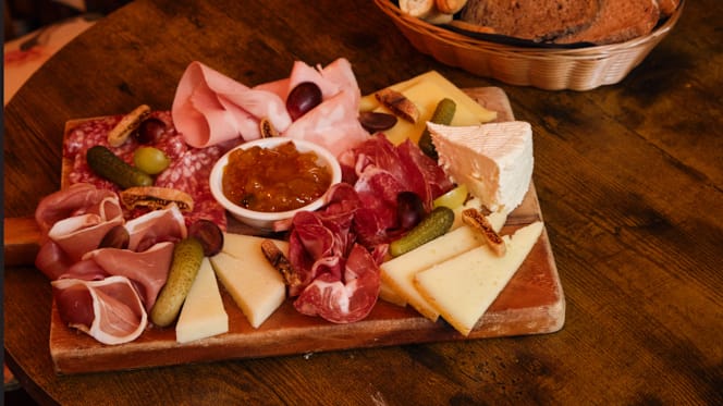 Courtyard Wine Cellars & Kitchen - London - 3