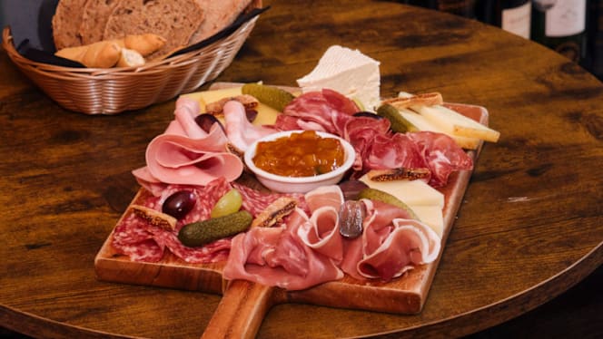 Courtyard Wine Cellars & Kitchen - London - 4