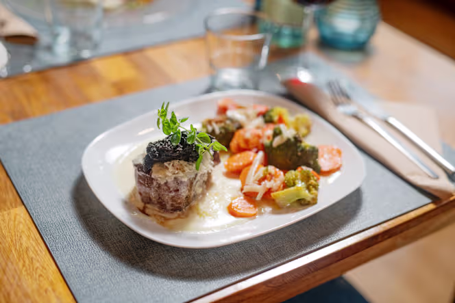 Janas Restaurant - 1
