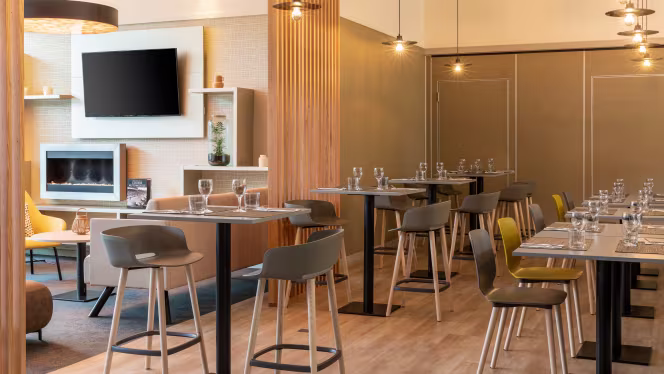 Kitchen & Bar At Courtyard - 4