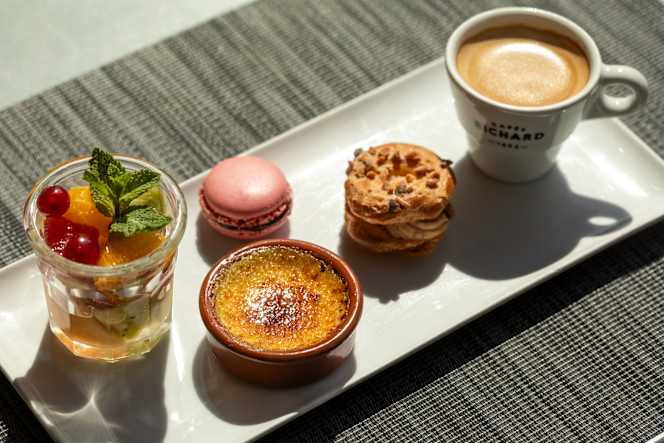 Kitchen & Bar At Courtyard - 8