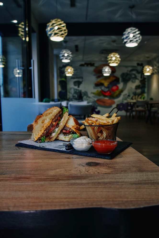 Corner XVI Burger, Cocktail & More - 4