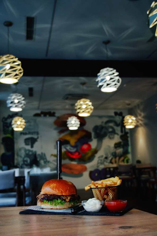 Corner XVI Burger, Cocktail & More - 5